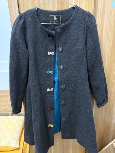 大家好，欢迎观看我的挖煤姬1月海淘购入的好物分享，捆包服务很棒!这次购买的是两件衣服，外套也可爱，实物更有质感，苹果牌上衣很可爱，我选择的是是可追踪小航空，半个月左右我就收到了，包裹完整，挖煤姬的页面简洁方便。适合我这种新手小白用，人工客服响应也很迅速，自动计算运费...