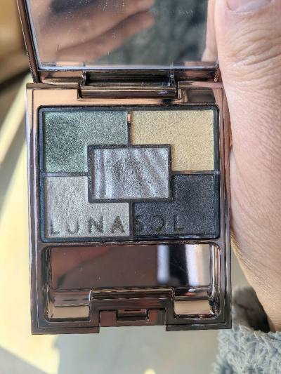 第一次用挖煤姬，APP设计适合新手，贴心的新手引导让第一次挖煤的我不在忐忑，买的眼影，樱花妹包裹严实，没有损坏，物流用的是可追踪小航空，包裹重500多克，从合单之后发货到送到江苏扬州用了9天，4盒眼影盘加上国际邮费共计4669日元，未被税。
分享最喜欢的一盘眼影lu...