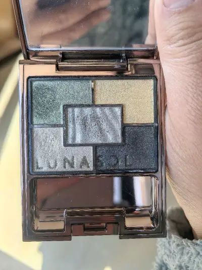 第一次用挖煤姬，APP设计适合新手，贴心的新手引导让第一次挖煤的我不在忐忑，买的眼影，樱花妹包裹严实，没有损坏，物流用的是可追踪小航空，包裹重500多克，从合单之后发货到送到江苏扬州用了9天，4盒眼影盘加上国际邮费共计4669日元，未被税。
分享最喜欢的一盘眼影lu...