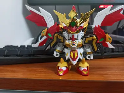 这次购买的是真驱参大将军和几张光碟，十分地帅气，人马形态下，真驱参大将军的下半身化为骏马姿态，四肢覆盖着厚重且带有锐利棱角的装甲，配合上半身的大将军铠甲，整体造型兼具骑士的优雅与武者的霸气。
 
黑色铠甲形态则完全切换了风格，暗色调的装甲上布满红色纹路，原本的金色装...