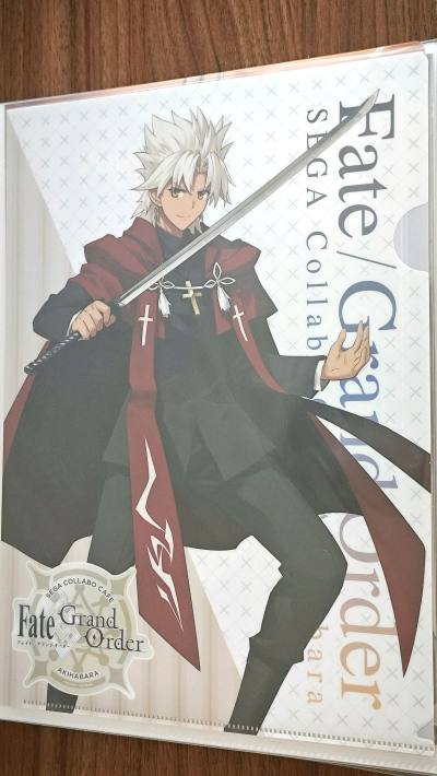 这次海淘的合单中有三件A4文件夹，竹蜻蜓专线采取了平铺发货方式，文件夹都没有折痕，比较满意。第一款是FGO手游天草四郎文件夹；第二款是FA动画天草四郎文件夹，背面是贞德；第三款是空之境界原画线稿文件夹。