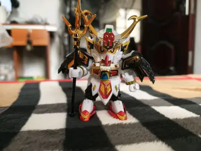 买了很多sd高达，最帅的还是限定版的真驱参大将军，心心念念很久了，作为限定版，它的配色和细节真的太戳人了！ 黑金为主的战甲泛着细腻的金属光泽，肩甲上的纹章雕刻得锐利清晰，腰间的太刀刀鞘还带着专属的浮雕纹路。和普通版比起来，限定款的眼部传感器是通透的红色透明件，摆起来...
