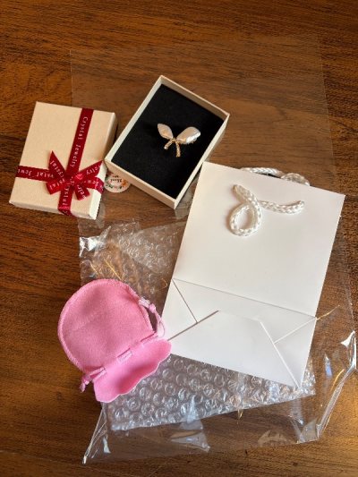 新年第一单，开心，买的6件，每件都非常好，尤其这个胸针，包装精美，令人爱不释手，愉快的购物，值得等待！