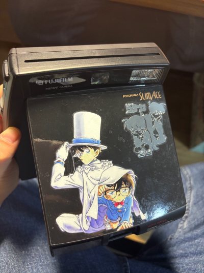 偶然在挖煤姬上看到这款拍立得，了解到是名侦探柯南里面的同款，来自三十多年前的富士机皇slimace！虽然当年使用的ace相纸早已停产，但翻小红书发现有玩家分享改后背后可以拍现在的sq相纸。相机本身的素质得益于玻璃镜头成像很锐，淘一个改机试试！