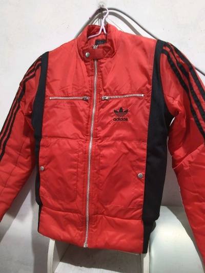 在挖煤姬入的这件阿迪达斯红夹克也太香了！经典红黑配色超戳我，面料和做工都很在线，细节质感拉满。从下单到收货才16天，速度比预想快太多，包装更是严实到没话说，衣服一点损伤都没有。挖煤姬海淘体验真的绝，省心又靠谱，以后淘中古还选它！