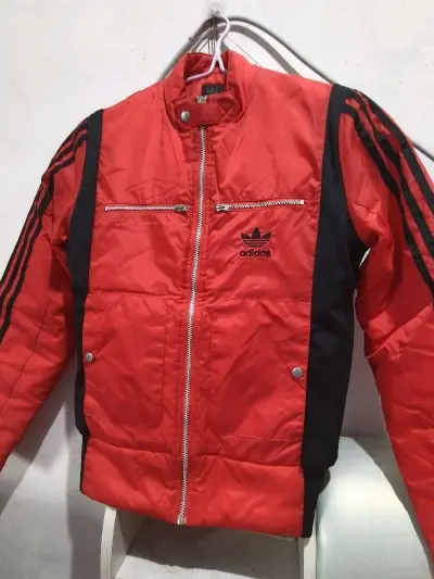 在挖煤姬入的这件阿迪达斯红夹克也太香了！经典红黑配色超戳我，面料和做工都很在线，细节质感拉满。从下单到收货才16天，速度比预想快太多，包装更是严实到没话说，衣服一点损伤都没有。挖煤姬海淘体验真的绝，省心又靠谱，以后淘中古还选它！




