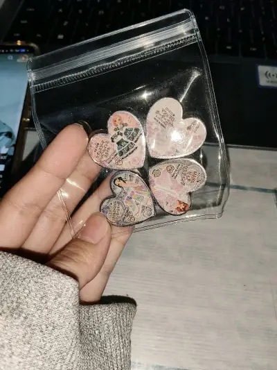 期待的谷子终于到手！拆开气泡袋，棱石的纹路清晰不划手，棱石本体透光无杂质，印刷和原画几乎无差。客服秒回售后问题，快递盒里还塞了同IP的小贴纸当赠品。拆开时指尖都带着雀跃，这份热爱被妥帖接住的感觉，真的太治愈了！




