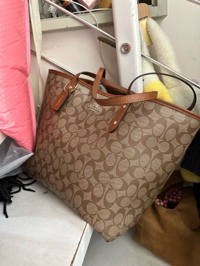 超级无敌新 成色特别特别好 看照片以为一般般呢 结果拿到手超级新 特别百搭 超级好看 肩带也没有破损 内里也特别新 爱了爱了