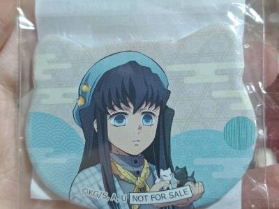 时透无一郎的吧唧将他的蓝白羽织与日轮刀元素巧妙融合，阳光下刀纹闪烁如星芒，边缘打磨圆润，握在掌心仿佛能触到那个孤傲却温柔的少年剑士。