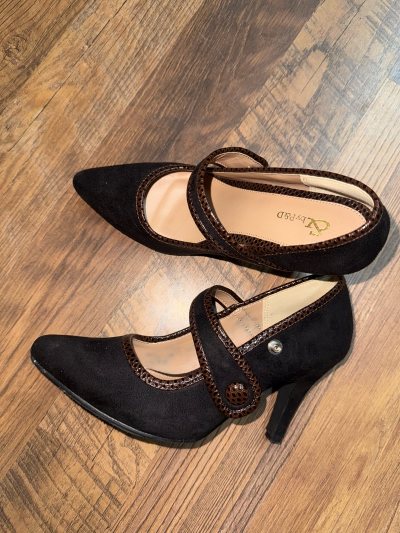 这次买的是pink&amp;amp;Dianne的高跟鞋和chara的cd，到手质感非常好，cd价格很实惠，东西运送很快，十天左后就到手了，体验感很不错。