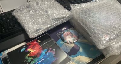 包装十分用心，快递送达迅速。第一次在这里购买CD，使用了特别多的厚泡沫纸包裹，防护得非常到位。光盘收到时完好无损，保存状态极佳。值得信赖，下次还切
以及终于圆梦了的特典透卡