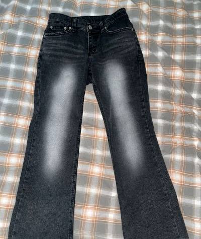 这次买到了蹲了很久的旧版倩碧腮红03，因为已经停产了所以国内很少见到，淘到喜欢的产品非常开心。还另外买到了一天非常有名的牛仔裤kindame韩国品牌的版型超级好！直接按照自己尺码选了，到手试穿也很合身，很喜欢。物流方式选择的还是可追踪小航空，虽然现在已经下架啦，非常...