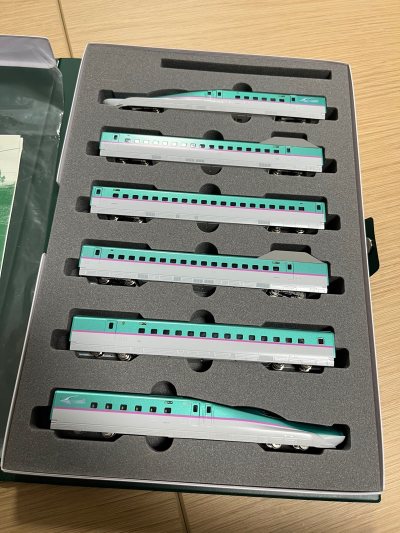 这次在煤炉和雅虎日牌上收到了东日本运营的e4和e5系新干线列车，两个套装都是6节以上的编组很长，运行动力和灯光效果依旧在线。非常满意的购物体验