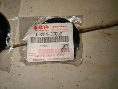 在挖煤姬上买铃木DL1000的配件，轴承、缸头、气门导管等等都能买到。只要输入配件编号，找店铺好物就能找到很多。选择合适的店家就可以，从日本发到中国10天左右就能到。不用去四S店，不用等一个多月，不用找谁谁谁。