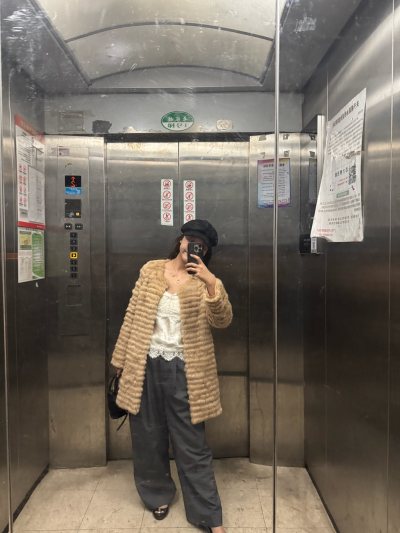 兔毛的质感软糯又蓬松，摸起来像云朵一样舒服，穿在身上轻盈还特别保暖，一点都不压身。版型是宽松的娃娃款，对各种身材都很友好，搭配半身裙或者牛仔裤都超有日系甜美的氛围感，细节处的缝线和剪裁也特别精致。在这个平台下单的体验也超棒，发货速度超快，下单后隔天就收到了，包装严实...