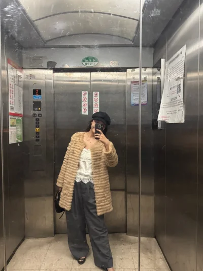 兔毛的质感软糯又蓬松，摸起来像云朵一样舒服，穿在身上轻盈还特别保暖，一点都不压身。版型是宽松的娃娃款，对各种身材都很友好，搭配半身裙或者牛仔裤都超有日系甜美的氛围感，细节处的缝线和剪裁也特别精致。在这个平台下单的体验也超棒，发货速度超快，下单后隔天就收到了，包装严实...