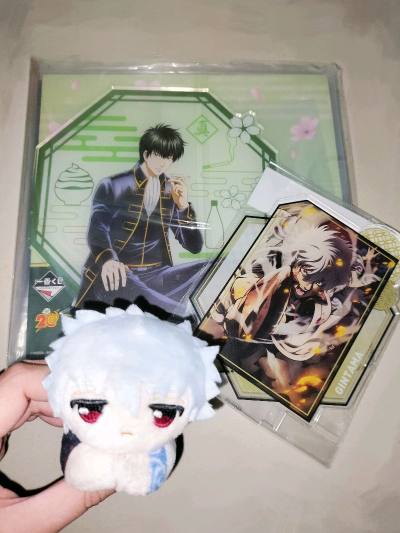 这次主要买的都是银魂和歌王子的谷子
发货选择的是海运发货~使用的是积分抵扣运费超划算~四舍五入等于免邮啦好耶!
这次买了好多立牌：
歌王子syo的立牌，柄好貌美~全员柄也很好看
银魂的一番赏立牌，超大一块!
买了好多土方的立牌hhh
坂田银时的娃娃也超可爱~
这就是...