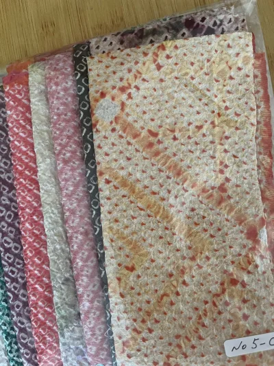 这次收到的是一组鹿子绞布料和一个娃用细工发簪，发簪小巧精致质量很好也很新，非常惊喜。挖煤姬切煤真的很好用，搜索功能齐全流畅，还有好多优惠券可以用，物流选择也很多，经济实惠，非常满意的一次购物