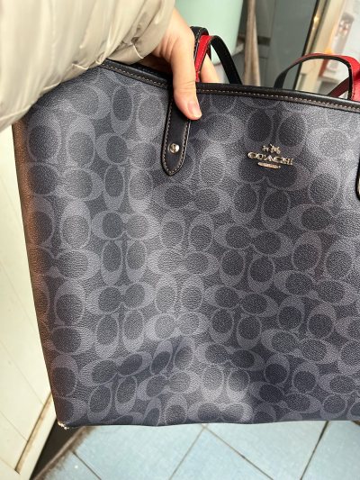 当时搜索coach包，一眼就看中了。包可以双面背，另一面是海军蓝的皮。平台上商品细节图也比较真切和细节。皮面没有什么损坏，提手处有些磨损但也能接受。用挖煤姬付费，还便宜了300日元好像，感谢优惠券。发货也蛮迅速的，3天内就发货了。不错不错。