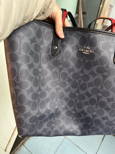 当时搜索coach包，一眼就看中了。包可以双面背，另一面是海军蓝的皮。平台上商品细节图也比较真切和细节。皮面没有什么损坏，提手处有些磨损但也能接受。用挖煤姬付费，还便宜了300日元好像，感谢优惠券。发货也蛮迅速的，3天内就发货了。不错不错。