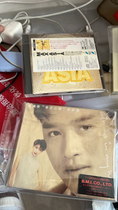 海淘CD认准挖煤姬准没错！蹲到刘德华《情未鸟》、张学友《吻别》、张国荣《常在心头》等四张经典港乐碟，价格比国内中古店划算太多，叠加优惠券性价比直接拉满～ 包装超用心，每张CD都裹着气泡膜+硬纸板加固，拆开后碟片和歌词本近乎全新，边角毫无磕碰。物流选了竹蜻蜓专线，15...