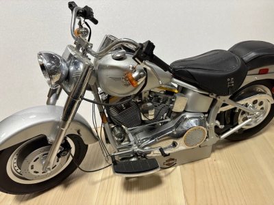 哈雷摩托车买的是全新的，迪迦奥特曼也是，不得不说1/4的比例真的是极具观赏性，细节非常的到位，重量也是十足。