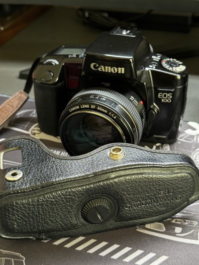 为佳能胶片相机EOS100购买的配件，因为相机型号较老，所以国内几乎没有相关的专用配件售卖.抱着试一试的心态在挖煤姬上搜索相关型号，没想到真的有全新库存的配件，而且价格不贵，直接下单.到手后实物与介绍无异，非常满意.