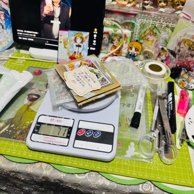 这次淘LoveLive小泉花阳的周边，从下单到收货全程丝滑到离谱！物流更新贼及时，入库称重也特别精准，跟我自己在家称的重量几乎没差，完全不用担心被坑重量费～
打包更是用心到哭，我这些纸片类的周边都用硬纸板夹着，一点折痕都没有，吧唧和立牌也包了好几层泡泡纸，到手完好无...