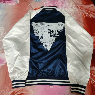 在挖煤姬上切煤购买了几件自己喜欢的乐队的周边服饰，有王牛真夜中和黑托，包裹到货很快，一路上也没出什么差错，包裹包装的很完美，商品跟卖家图片描述基本没有区别，总之是一次很好的购物体验，下次还会用挖煤姬的