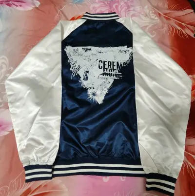 在挖煤姬上切煤购买了几件自己喜欢的乐队的周边服饰，有王牛真夜中和黑托，包裹到货很快，一路上也没出什么差错，包裹包装的很完美，商品跟卖家图片描述基本没有区别，总之是一次很好的购物体验，下次还会用挖煤姬的