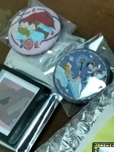 第一次在挖煤姬下单，选了心心念念的迪士尼周边，下单时填转运信息都很方便，页面指引清晰。等了半个多月，包裹终于漂洋过海到手，拆开层层包装，配件完好无损，清点时发现没有遗漏，品相和卖家描述的一模一样，暗喜自己淘到了宝。从选品到收货的整个流程，虽然比国内购物久一点，但这种...