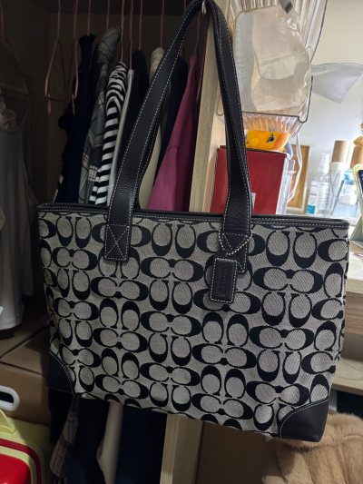 淘到了一款特别版正的中古Coach包
而且价格特别特别特别便宜！！！百元以内，购物体验感爽死了
这款包包是大容量的设计，背去上课能轻松装下书本和平板，随身小物更是手到擒来
整体购物体验特别好，能感受到平台在品控和服务上的用心