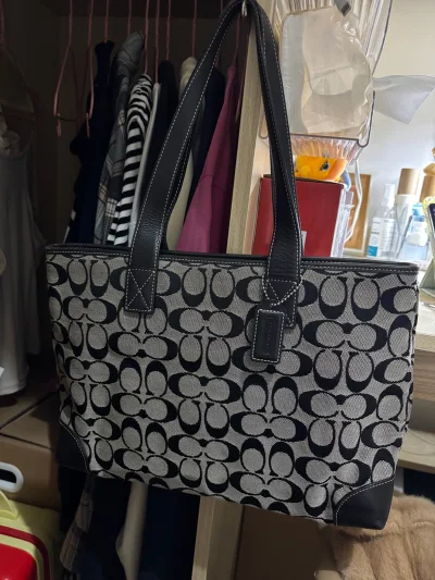 淘到了一款特别版正的中古Coach包
而且价格特别特别特别便宜！！！百元以内，购物体验感爽死了
这款包包是大容量的设计，背去上课能轻松装下书本和平板，随身小物更是手到擒来
整体购物体验特别好，能感受到平台在品控和服务上的用心