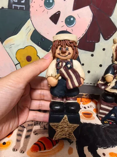 第一次海淘的体验让我至今难忘。那是一对喜欢了很久的玩偶，下单后经历了二十多天的等待。当包裹终于抵达，撕开印满外文的国际快递单，掀开层层防震气泡膜，指尖触到温润的瓷釉时，那种跨越山海与时间的相遇，让所有等待都变得值得。海淘像一场微小的冒险——你下单的不仅是一件商品，还...