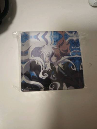 拆开快递的瞬间，次元壁仿佛被打破！选中的动漫立牌印刷细腻，色彩和官图零偏差，边缘打磨得光滑无毛刺；配套徽章的珐琅工艺质感拉满，别在包上瞬间成为吸睛亮点。翻找款式时，店铺分类清晰，冷门角色周边也能轻松找到，客服还耐心解答了材质疑问。把喜欢的角色“带回家”，不仅是收藏，...