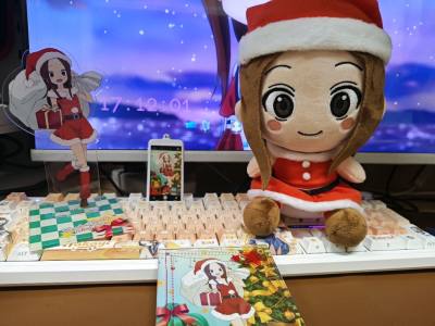 谁能拒绝软乎乎的圣诞版高木同学啊！在挖煤姬蹲到的这款限定fufu，实物比图片可爱十倍！毛绒手感细腻到不像话，红白色圣诞小裙子的刺绣超精致，小帽子还能拆下来玩换装，抱着rua一天都不腻！
 这次走的竹蜻蜓专线，运费性价比超高，物流更新也特别及时，包装裹了好几层泡泡纸，...