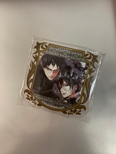 亚克力吧唧非常清透！家产美貌很清晰地印在了上面！
还买到了之前活动的特典！价格也非常好！再次感叹家产美貌！