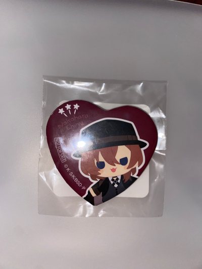 这次买到的是文豪野犬kuji中原中也的吧唧特典！还买到了蔷薇王kuji的杯垫和小半套亚克力挂件！价格非常划算！