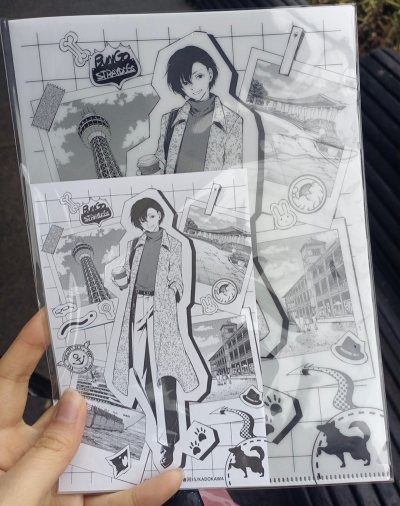 这次收到了神奈川文学馆的联动谷子和捡宰日特典亚克力板！春河35的画风实在太美了！太宰治的美貌一览无余！