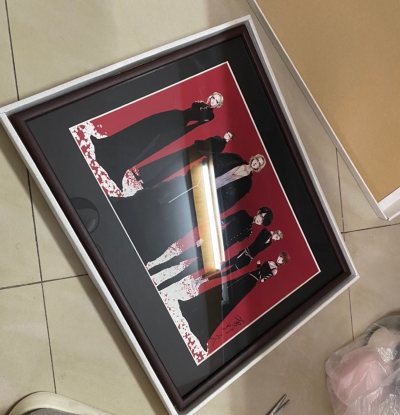 在收到复制原画之前，我一直特别期待！拿到手之后发现这张原画真的超级大，非常有压迫力！买回来的万圣节耳环也很漂亮！