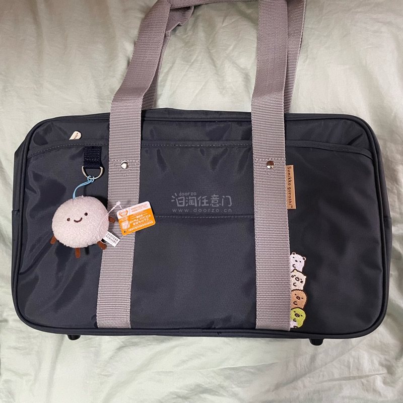 我要给挖煤姬大大的好评！收到了角落生物联名的制服包＋灰尘君小挂件（o^^o）
包裹收到时很完好 挖煤姬对新手很友好 购物服务真的很好！！汇率和运费都很清晰 物流服务也超棒
内衬里面是满印的角落生物 超级萌\（≥V≤）/灰尘君挂在包上刚刚好 很喜欢角落生物！！对挖煤姬...