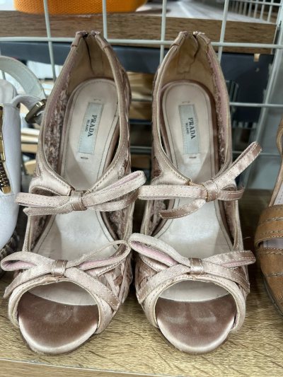 淘到一双非常大小姐感觉的鞋子，很美萌之感啊！全程用了不到两周就拿到手了，非常高效非常方便，缴税流程简单