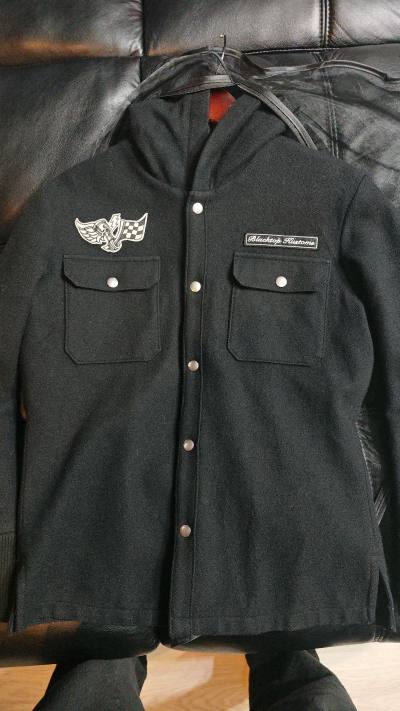 black top kustom，来源于改装机车定制的名称，有主理人的审美为玩家定制的概念，延展到骑车服饰领域，顶级天然面料加科技防风内里，初冬最帅骑行穿搭