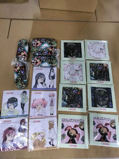 每个角色都有眼镜盒➕立牌➕眼镜➕眼镜布，甚至同系列其他眼镜布居然还有8个，而且才3700人民币好价——！！！不过总价超过了2000，我其实特别担心因为听说2000以上会被退运，甚至都做好了拆分的打算，但是感谢挖煤姬的竹蜻蜓plus，让我非常顺利的收到啦，而且运费才1...