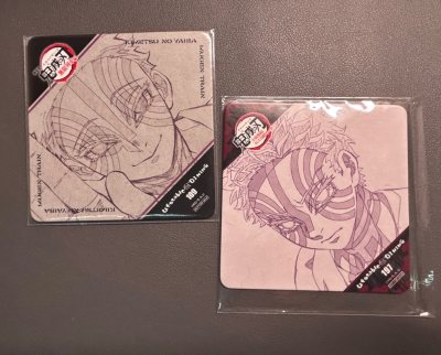 拿到手盒子是很坚硬的，里面的餐垫本来是yhm裸寄的，但因为有箱子的保护没有大瑕疵，比较万幸吧，其他商品也用泡沫纸包裹很安全