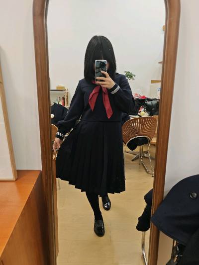 大家好呀！这次是我在挖煤姬切的水手服，这是我第二次使用挖煤姬这个APP，挖煤姬切煤好上手，物流速度快，积分优惠多多，很适合新人入坑！裙子状态很好，包裹包装的很严实，客服回复及时，工单处理也很快速，下次还会选择挖煤姬