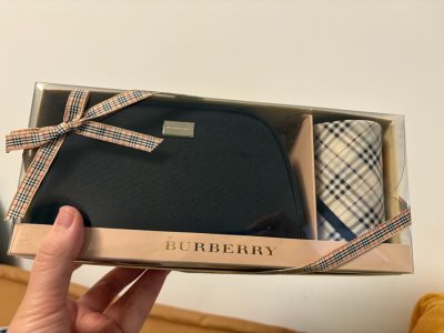 “这个化妆包挺不错的！小巧轻便但很能装，分区设计让东西不会乱。质量扎实，出门带着很方便，性价比很高！