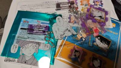 年底前又到货一箱，走邮政非常快，刚好在跨年前收到了。这次买到了wego限定丝巾和场贩限定立牌，包装很好，没有任何损坏，超级棒！