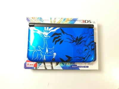 现在数量比较少的宝可梦限定老大三，成色很不错，箱说全，盒子四角尖尖，非常适合收藏。这台机子算是深夜平台捡漏，售价就1000出头，看到的时候立马就拍下了。