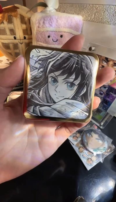 这个柄图好好看啊啊！！当时看到图透等不及就在煤炉上切了，价格也是十分优惠，现在的价格简直炒上天了，直接翻了好几倍，幸好入手的早。收了三个，超级美丽的柄图。无一郎这张脸真的太伟大了，狠狠爱了。比起圆吧唧更喜欢方吧唧，厚度也刚刚好，是我喜欢的厚底，手感也特别好。强烈推荐...